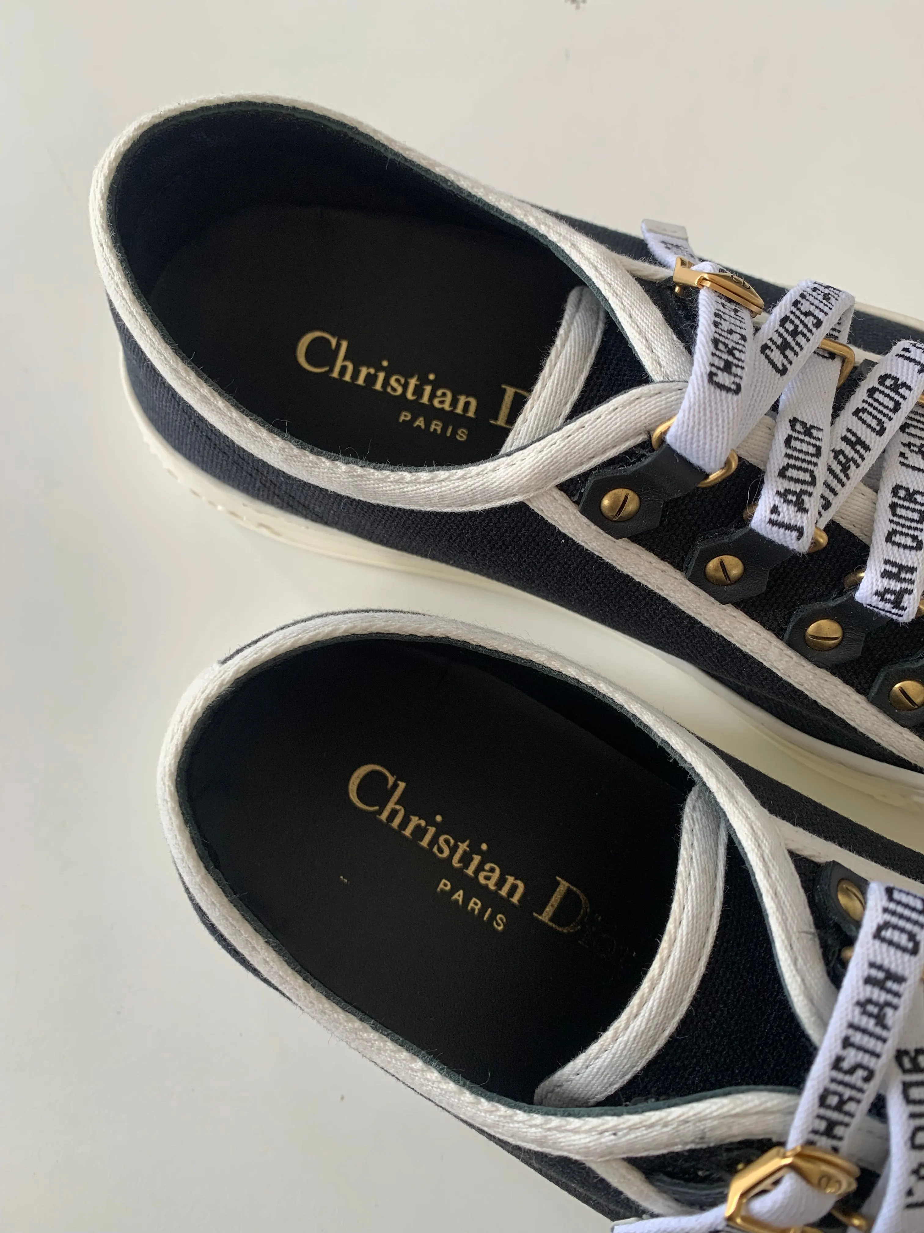 <b>DIOR </b> <br>Canvas Dot Walk'N'Dior Low Top Sneakers 36