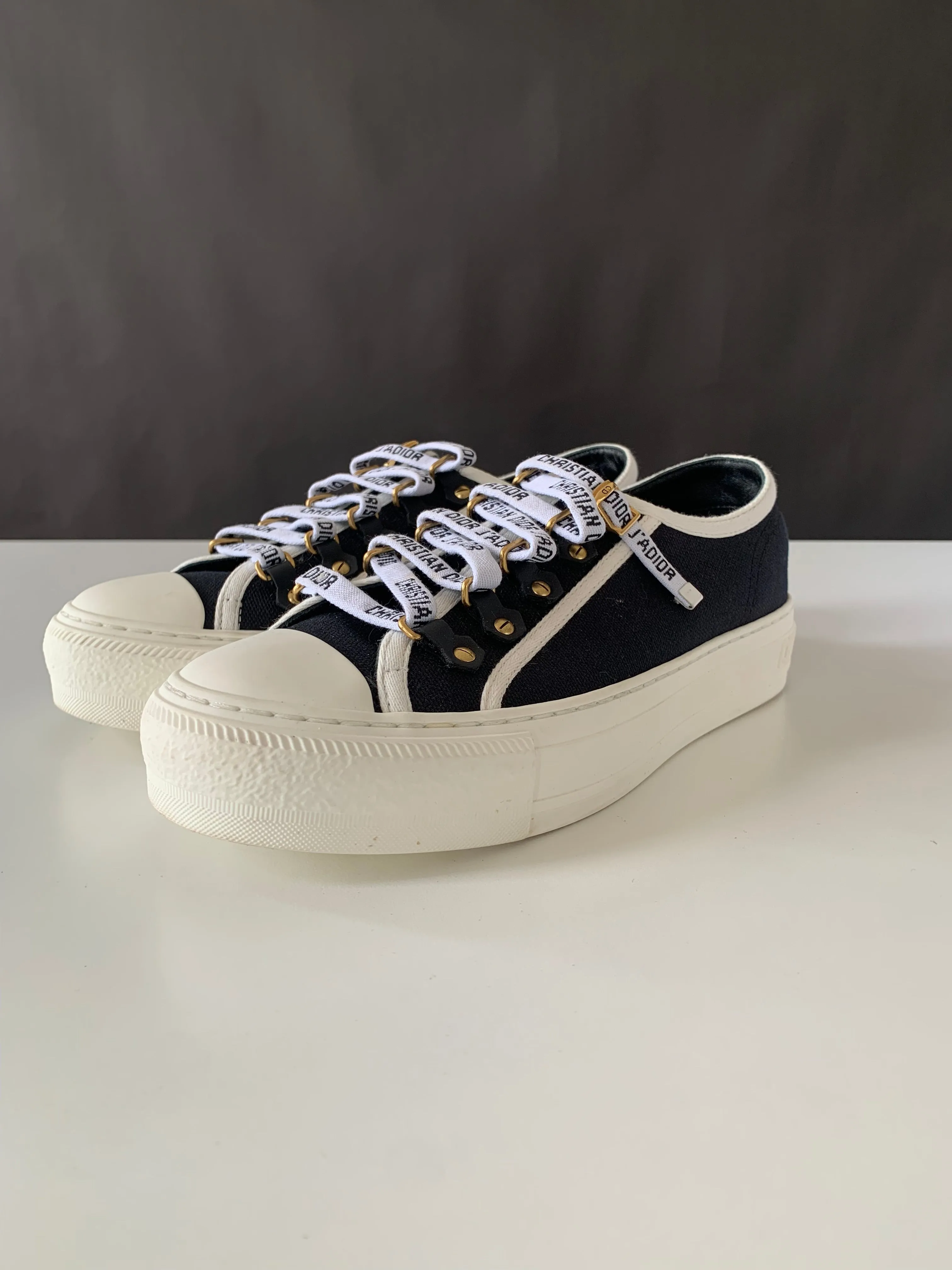 <b>DIOR </b> <br>Canvas Dot Walk'N'Dior Low Top Sneakers 36