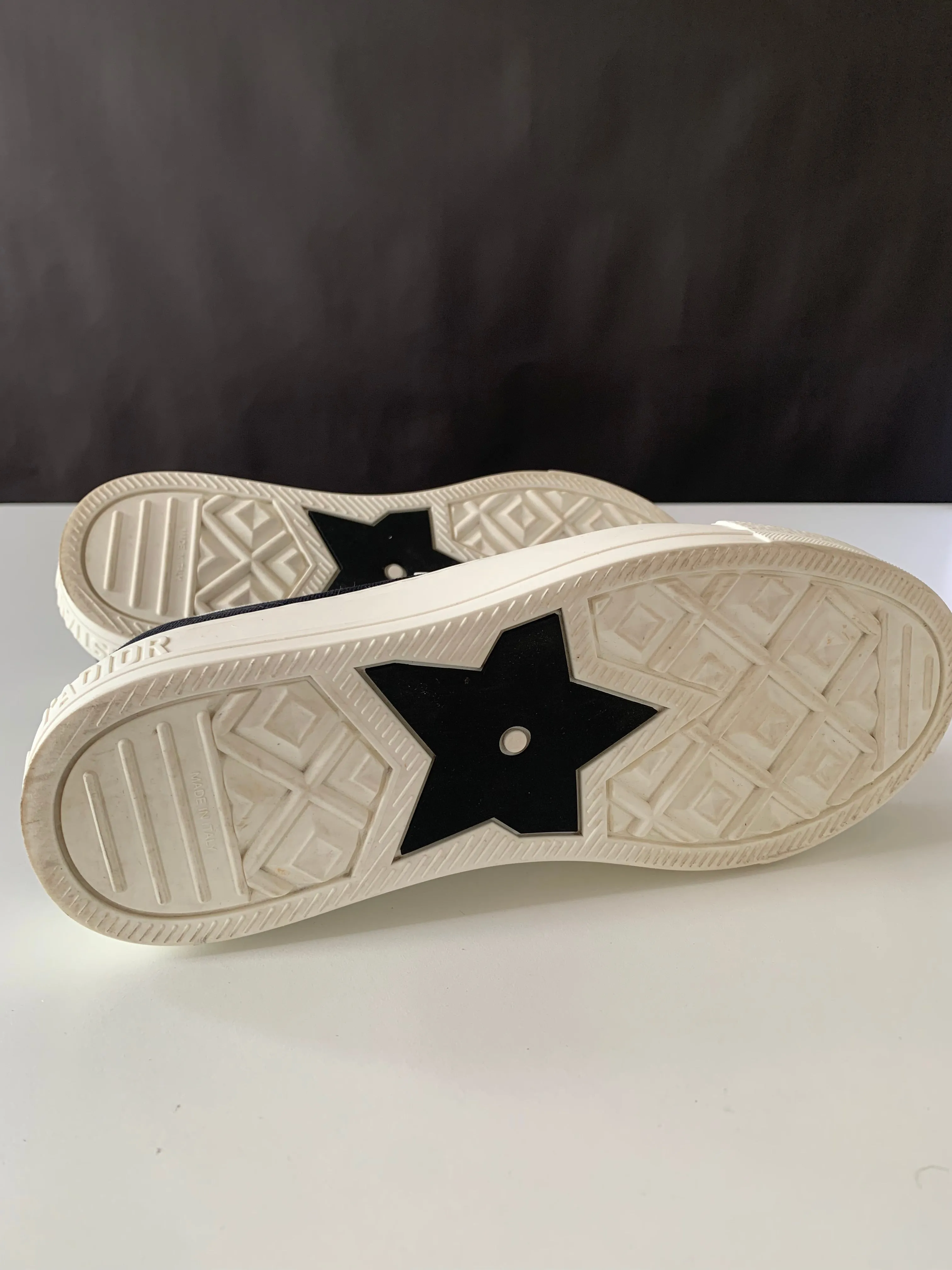<b>DIOR </b> <br>Canvas Dot Walk'N'Dior Low Top Sneakers 36