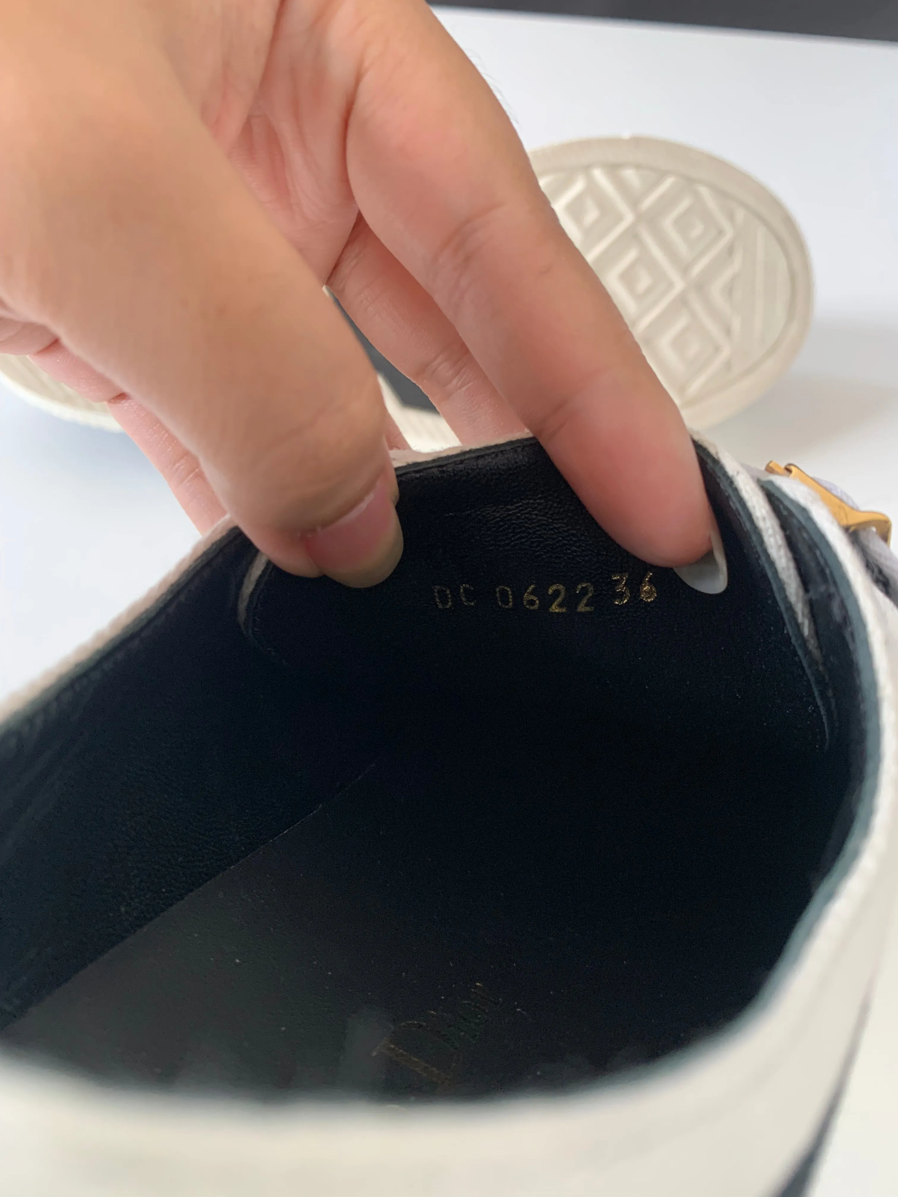 <b>DIOR </b> <br>Canvas Dot Walk'N'Dior Low Top Sneakers 36