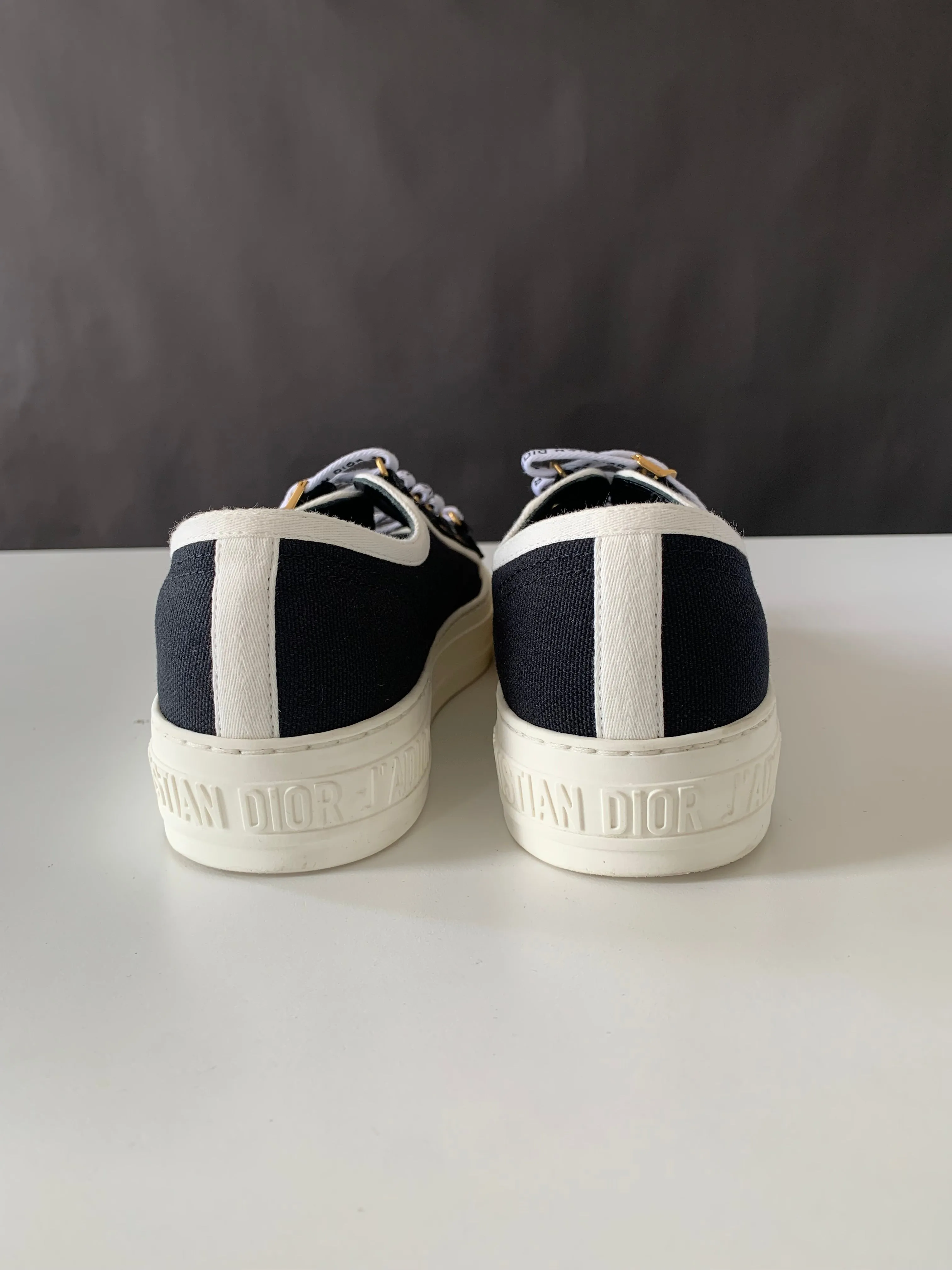 <b>DIOR </b> <br>Canvas Dot Walk'N'Dior Low Top Sneakers 36