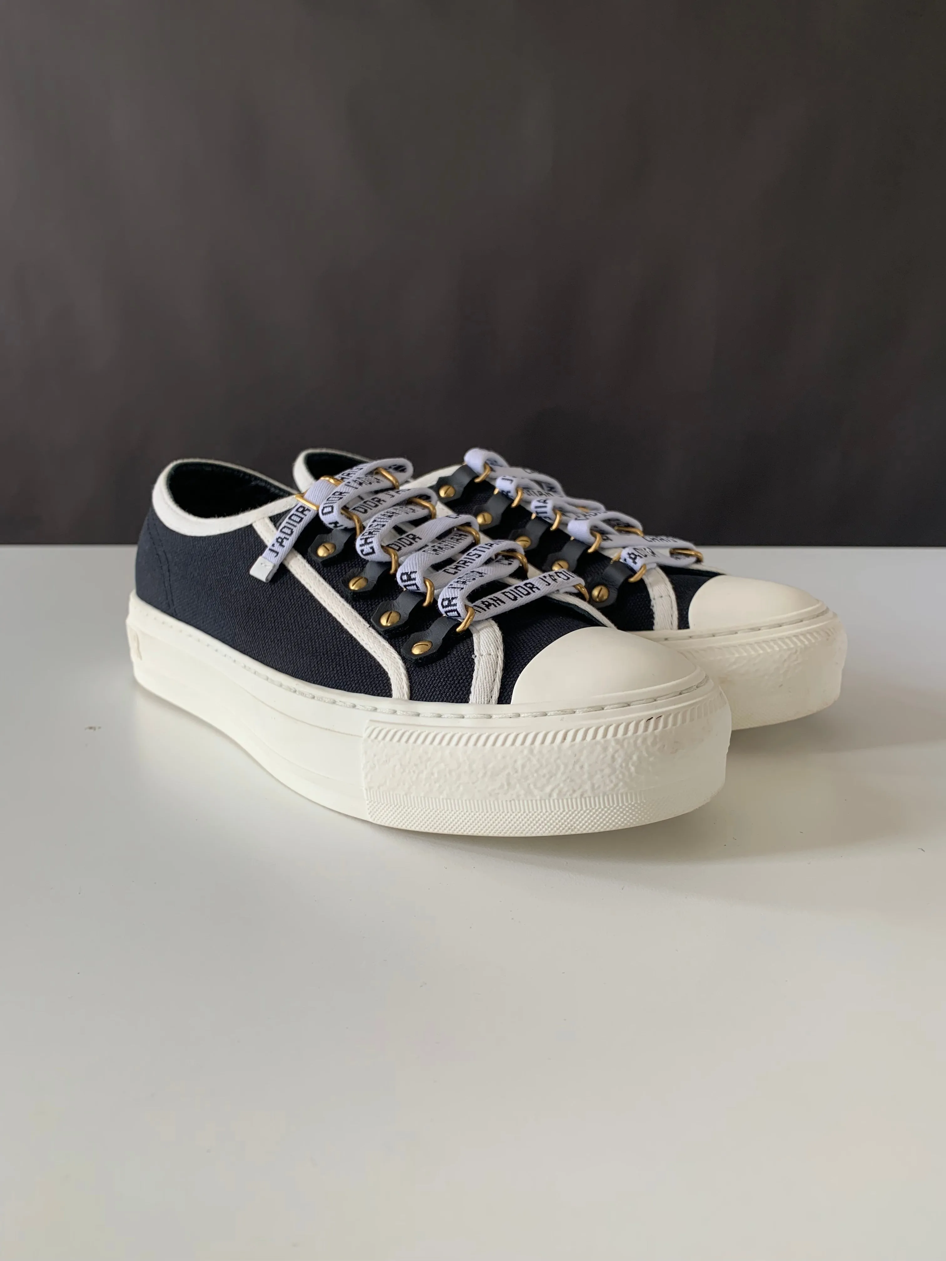 <b>DIOR </b> <br>Canvas Dot Walk'N'Dior Low Top Sneakers 36