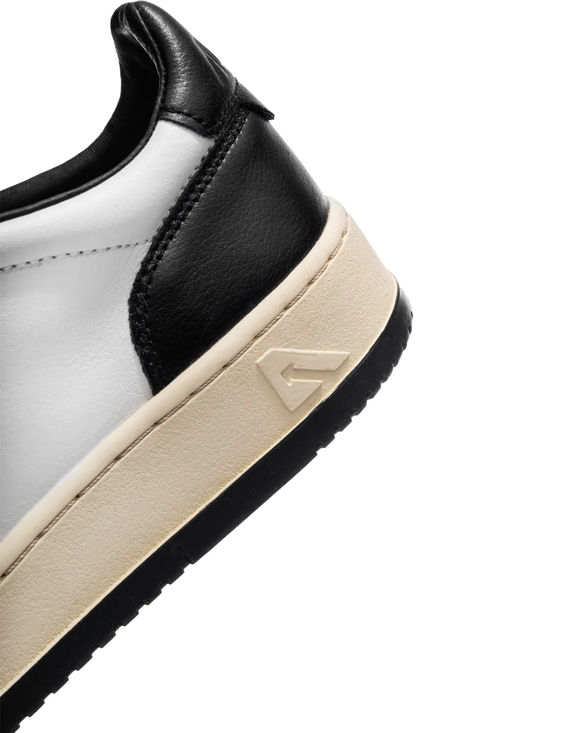 Medalist Low White/Black
