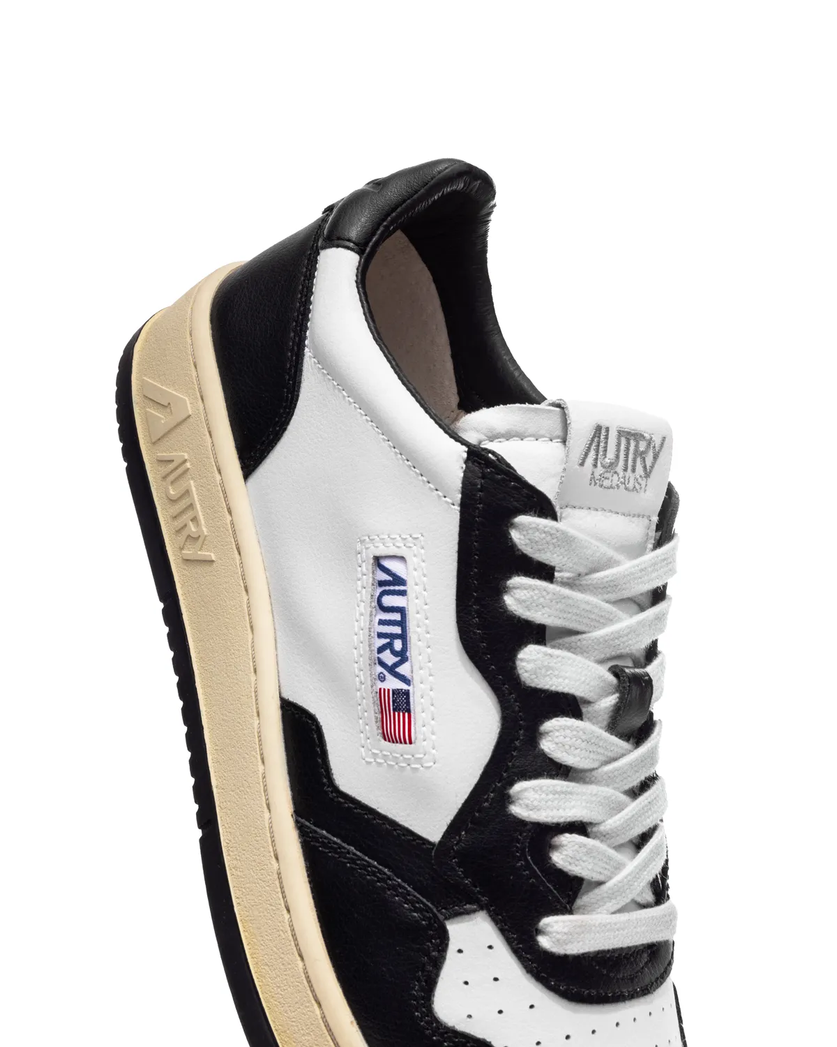Medalist Low White/Black